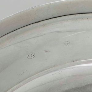 Coppia di piatti in argento. Argenteria artistica milanese del XX secolo. Argentieri Fratelli Cacchione  - Asta Argenti - Associazione Nazionale - Case d'Asta italiane