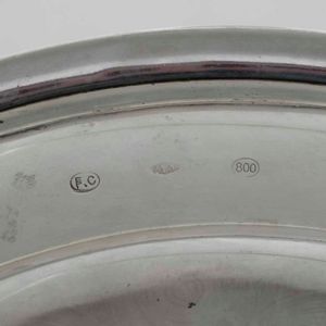 Coppia di piatti in argento. Argenteria artistica milanese del XX secolo. Argentieri Fratelli Cacchione  - Asta Argenti - Associazione Nazionale - Case d'Asta italiane