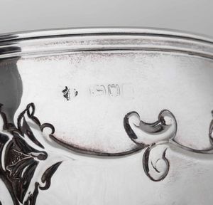 Caffettiera  Argento fuso, sbalzato e cesellato, manico in legno ebanizzato Londra 1901 marchio dell'argentiere non identificato  - Asta Argenti - Associazione Nazionale - Case d'Asta italiane