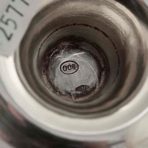 Coppia di candelieri. Argento fuso e sagomato. Argenteria artistica veneta del XX secolo.  - Asta Argenti - Associazione Nazionale - Case d'Asta italiane