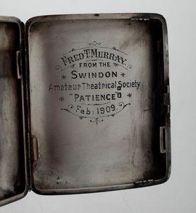 Porta sigarette in argento sterling fuso e cesellato. Inlghilterra, bollo della citt di Birmingham per l'anno 1907  - Asta Argenti - Associazione Nazionale - Case d'Asta italiane