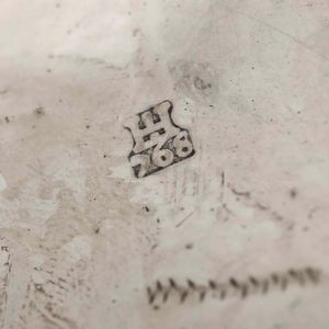 Zuccheriera in argento fuso, sbalzato e cesellato in stile settecentesco genovese. XX secolo  - Asta Argenti - Associazione Nazionale - Case d'Asta italiane