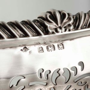 Fruttiera in argento sterling fuso e traforato. Inghilterra, bollo della citt di Birmingham per l'anno 1903 e dell'argentiere S.G. (non identificato)  - Asta Argenti - Associazione Nazionale - Case d'Asta italiane