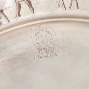 Piatto celebrativo. Argento fuso e sagomato. Argenteria Artistica Italiana del XX secolo  - Asta Argenti - Associazione Nazionale - Case d'Asta italiane