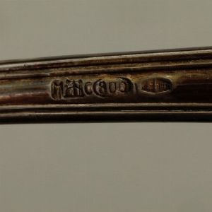 Set di posate per bambino entro custodia. Argento fuso e sagomato. Argenteria italiana della prima met del XX secolo. Marchio con fascio littorio in uso dal 1935 al 1945. Argentiere Clementi Bologna  - Asta Argenti - Associazione Nazionale - Case d'Asta italiane