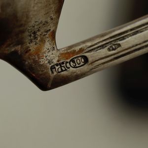 Set di posate per bambino entro custodia. Argento fuso e sagomato. Argenteria italiana della prima met del XX secolo. Marchio con fascio littorio in uso dal 1935 al 1945. Argentiere Clementi Bologna  - Asta Argenti - Associazione Nazionale - Case d'Asta italiane