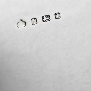 Salver in argento fuso e sagomato. Birmingham 1910, diametro cm 31. Etichetta cartacea e scatola della Gioielleria Faraone Milano.  - Asta Argenti - Associazione Nazionale - Case d'Asta italiane