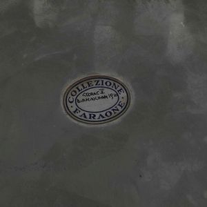 Salver in argento fuso e sagomato. Birmingham 1910, diametro cm 31. Etichetta cartacea e scatola della Gioielleria Faraone Milano.  - Asta Argenti - Associazione Nazionale - Case d'Asta italiane