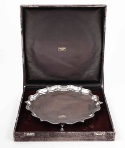 Salver in argento fuso e sagomato. Birmingham 1910, diametro cm 31. Etichetta cartacea e scatola della Gioielleria Faraone Milano.  - Asta Argenti - Associazione Nazionale - Case d'Asta italiane