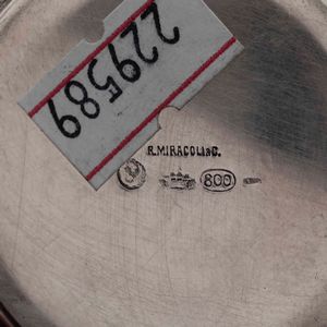 Servizio da caff in argento fuso e cesellato con decoro San Marco. Argenteria italiana del XX secolo. Bollo con fascio littorio in uso dal 1935 al 1945. Argentiere Petruzzi & Branca, Brescia per Gioielleria Miracoli, Milano  - Asta Argenti - Associazione Nazionale - Case d'Asta italiane