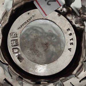 Coppia di vasi. Argento fuso, traforato e cesellato e vetro molato. Londra 1913. Argentiere Mappin & Webb  - Asta Argenti - Associazione Nazionale - Case d'Asta italiane