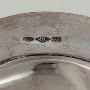 24 piatti in argento (12 di una tipologia e 12 di altra tipologia). Argenteria italiana del XX secolo. Argentiere Ricci & C. Alessandria  - Asta Argenti - Associazione Nazionale - Case d'Asta italiane