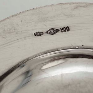 24 piatti in argento (12 di una tipologia e 12 di altra tipologia). Argenteria italiana del XX secolo. Argentiere Ricci & C. Alessandria  - Asta Argenti - Associazione Nazionale - Case d'Asta italiane