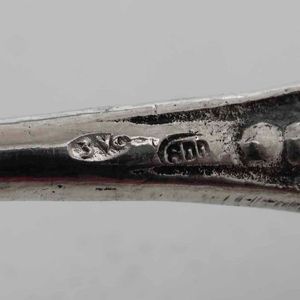 Mostardiera. Argento fuso e sagomato. Argenteria italiana del XX secolo. Argentiere Castaudo & Gautero, Vercelli.  - Asta Argenti - Associazione Nazionale - Case d'Asta italiane