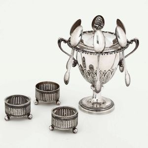 Zuccheriera con sei cucchiaini in argento e tre saliere antiche (mancanze), vari argentieri, Italia e Francia XX secolo  - Asta Argenti - Associazione Nazionale - Case d'Asta italiane