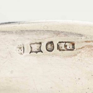 Lotto di due raccogli briciole e una spazzola da tavola in argento. Inghilterra, fine XIX, inizi XX secolo  - Asta Argenti - Associazione Nazionale - Case d'Asta italiane