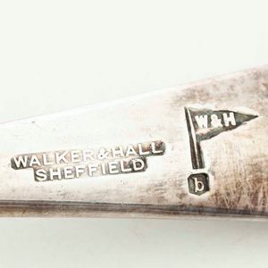 Lotto di due raccogli briciole e una spazzola da tavola in argento. Inghilterra, fine XIX, inizi XX secolo  - Asta Argenti - Associazione Nazionale - Case d'Asta italiane