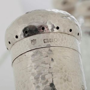 Set da toilette in argento sterling e cristallo. Inghilterra XX secolo, bollo della citt di Londra per lanno 1916  - Asta Argenti - Associazione Nazionale - Case d'Asta italiane