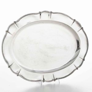 Due vassoi in argento e uno in metallo argentato. Varie manifatture del XX secolo<BR>66x43, 52x38, 55.5x37  - Asta Argenti - Associazione Nazionale - Case d'Asta italiane