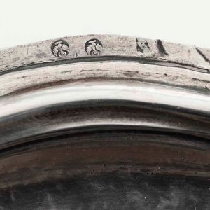 Piatto. Argento fuso, sagomato e cesellato. Argenteria artistica veneta del XX secolo.  - Asta Argenti - Associazione Nazionale - Case d'Asta italiane