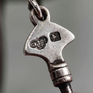 Kettle on stand in argento fuso, sbalzato e traforato. Marchi della citt di Sheffield per l'anno 1917 e dell'argentiere (non identificato)  - Asta Argenti - Associazione Nazionale - Case d'Asta italiane