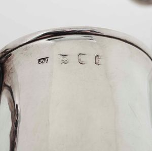Due boccali, uno in metallo argentato e uno in argento sterling con bolli della citt di Londra (1784?)  - Asta Argenti - Associazione Nazionale - Case d'Asta italiane