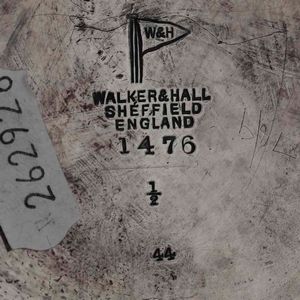 Due boccali, uno in metallo argentato e uno in argento sterling con bolli della citt di Londra (1784?)  - Asta Argenti - Associazione Nazionale - Case d'Asta italiane