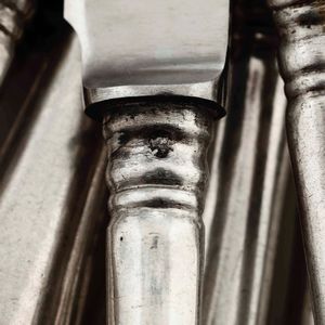 Lotto composto da 4 posate da portata, 12 forchette, 12 coltelli, 11 coltelli da frutta (5 uguali ai coltelli grandi e 6 diversi) ed un coltello in argento  - Asta Argenti - Associazione Nazionale - Case d'Asta italiane