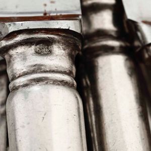 Lotto composto da 4 posate da portata, 12 forchette, 12 coltelli, 11 coltelli da frutta (5 uguali ai coltelli grandi e 6 diversi) ed un coltello in argento  - Asta Argenti - Associazione Nazionale - Case d'Asta italiane