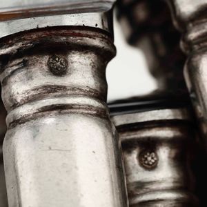 Lotto composto da 4 posate da portata, 12 forchette, 12 coltelli, 11 coltelli da frutta (5 uguali ai coltelli grandi e 6 diversi) ed un coltello in argento  - Asta Argenti - Associazione Nazionale - Case d'Asta italiane