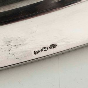 Vassoio ovale. Argento fuso e sagomato. Argentiere Ricci & C., Alessandria.  - Asta Argenti - Associazione Nazionale - Case d'Asta italiane