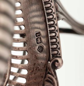 Cattle on stand in argento fuso, sbalzato e cesellato. Inghilterra, bollo della citt di Sheffield. Argentiere Martin Hall & Co. Ltd (marchio in uso dal 1912 al 1923)  - Asta Argenti - Associazione Nazionale - Case d'Asta italiane