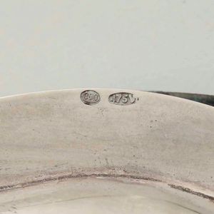 Tre piatti. Argento fuso e sagomato. Italia XX secolo. Argentiere Ricci & C., Alessandria e altre manifatture.  - Asta Argenti - Associazione Nazionale - Case d'Asta italiane