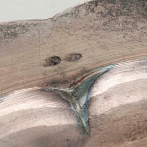 Tre piatti. Argento fuso e sagomato. Italia XX secolo. Argentiere Ricci & C., Alessandria e altre manifatture.  - Asta Argenti - Associazione Nazionale - Case d'Asta italiane