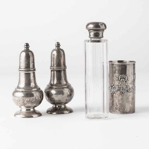 Lotto di un sale e pepe in argento 925, un vasetto in argento inglese e una boccetta con tappo in argento. XX secolo  - Asta Argenti - Associazione Nazionale - Case d'Asta italiane