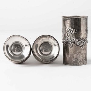 Lotto di un sale e pepe in argento 925, un vasetto in argento inglese e una boccetta con tappo in argento. XX secolo  - Asta Argenti - Associazione Nazionale - Case d'Asta italiane