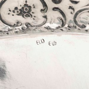 Lotto in argento composto da quattro scatole con coperchio, un vassoio, vaschetta con portacandele. Differenti epoche e manifatture  - Asta Argenti - Associazione Nazionale - Case d'Asta italiane