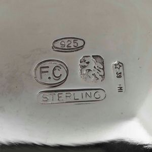 Servizio da t in argento sterling. Tre pezzi Inghilterra marchio della citt di Londra, lattiera argenteria milanese del XX secolo, argantiere F.lli Cacchione  - Asta Argenti - Associazione Nazionale - Case d'Asta italiane