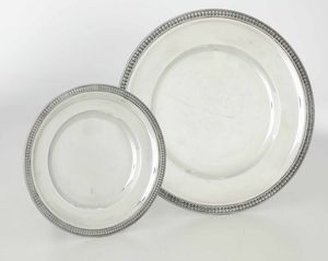 Coppia di piatti diversi in argento fuso e cesellato. Diverse manifatture italiane del XX secolo  - Asta Argenti - Associazione Nazionale - Case d'Asta italiane