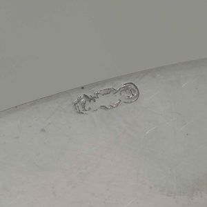 Coppia di piatti diversi in argento fuso e cesellato. Diverse manifatture italiane del XX secolo  - Asta Argenti - Associazione Nazionale - Case d'Asta italiane