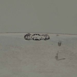 Coppia di piatti diversi in argento fuso e cesellato. Diverse manifatture italiane del XX secolo  - Asta Argenti - Associazione Nazionale - Case d'Asta italiane