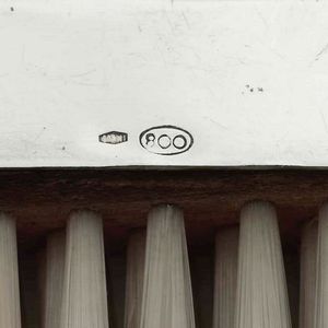 Porta grissini e raccogli briciole in argento. Argenteria italiana del XX secolo, argentieri differenti  - Asta Argenti - Associazione Nazionale - Case d'Asta italiane