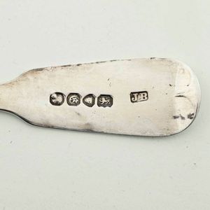 Due cucchiai in argento sterling dorato. Inghilterra XX secolo, marchio della citt di Londra, argentieri differenti  - Asta Argenti - Associazione Nazionale - Case d'Asta italiane