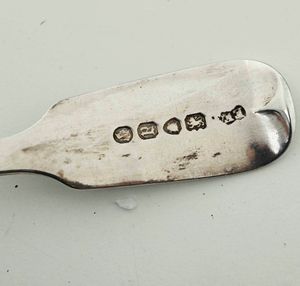 Due cucchiai in argento sterling dorato. Inghilterra XX secolo, marchio della citt di Londra, argentieri differenti  - Asta Argenti - Associazione Nazionale - Case d'Asta italiane