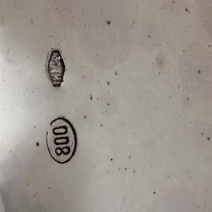 Servizio da t e caff in argento fuso, sbalzato e cesellato. Argenteria milanese del XX secolo. Argentiere Piero Arioli  - Asta Argenti - Associazione Nazionale - Case d'Asta italiane