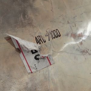 Un piatto e un vassoio in argento fuso, sbalzato e cesellato. Argenteria artistica italiana del XX secolo<BR>Piatto diametro 25 g<BR>Vassoio 51 cm x 32 cm  - Asta Argenti - Associazione Nazionale - Case d'Asta italiane