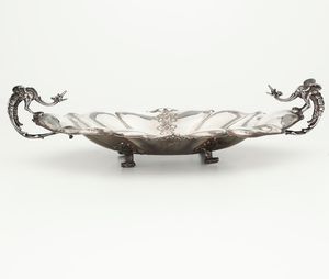 Un piatto e un vassoio in argento fuso, sbalzato e cesellato. Argenteria artistica italiana del XX secolo<BR>Piatto diametro 25 g<BR>Vassoio 51 cm x 32 cm  - Asta Argenti - Associazione Nazionale - Case d'Asta italiane