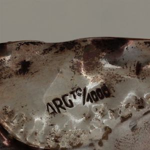 Un piatto e un vassoio in argento fuso, sbalzato e cesellato. Argenteria artistica italiana del XX secolo<BR>Piatto diametro 25 g<BR>Vassoio 51 cm x 32 cm  - Asta Argenti - Associazione Nazionale - Case d'Asta italiane