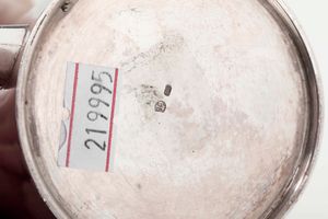 Piccola caffettiera e lattiera in argento. Italia XX secolo. Lattiera argentiere Pradella Milano; caffettiera argentiere non identificato  - Asta Argenti - Associazione Nazionale - Case d'Asta italiane