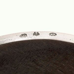 Lotto composto da piattino circolare, zuccheriera a due manici e piattino svuotatasche. Varie manifatture italiane del XX secolo  - Asta Argenti - Associazione Nazionale - Case d'Asta italiane